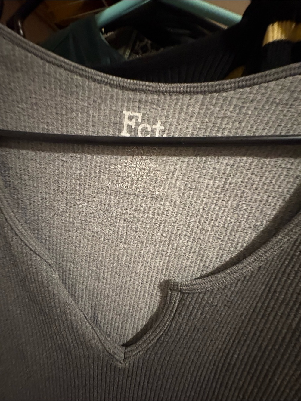 Fet Ribbed V-Neck Top in Heather Gray